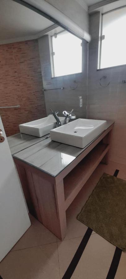 Lindo Apartamento No Coracao Da Cidade - Apartamento Inteiro Ou Seja Nao E Compartilhado Com Outras Pessoas - Perto De Tudo - 2 Quartos - Ar Condicionado - Churrasqueira - Cozinha Completa - 120 Metros Quadrados Ao Todo - Quartos Com 12 Metros Quadra 乌尼昂-达维多利亚 外观 照片